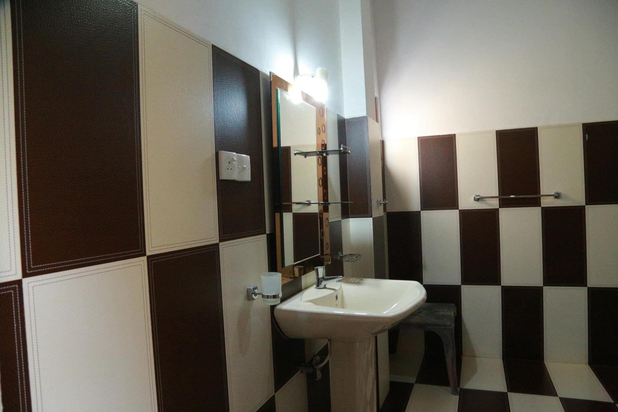 The King Apartment Hikkaduwa Bagian luar foto